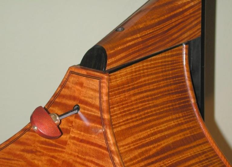 图8 James Ham低音提琴上的可调节琴颈